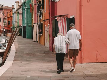 Professional Photoshoot Walking Tour in Burano, Venice