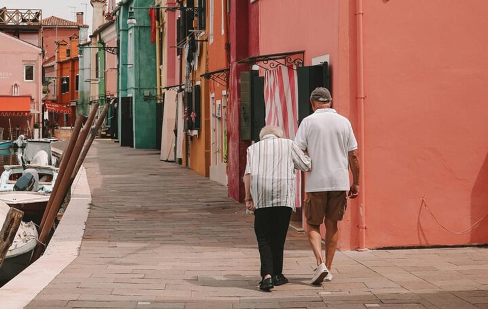 Professional Photoshoot Walking Tour in Burano, Venice