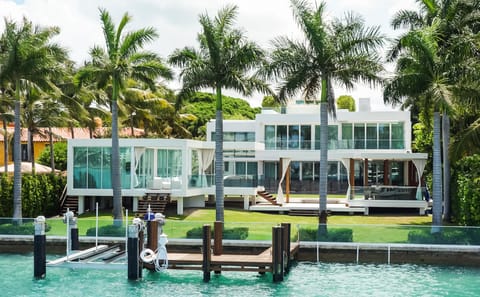 Miami Boat Tour: Millionaire Homes and Skyline Views