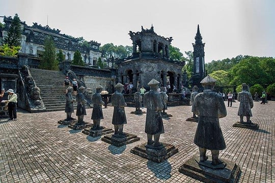Hoi An: IMPERIAL HUE AND HAI VAN PASS FULL-DAY TOUR