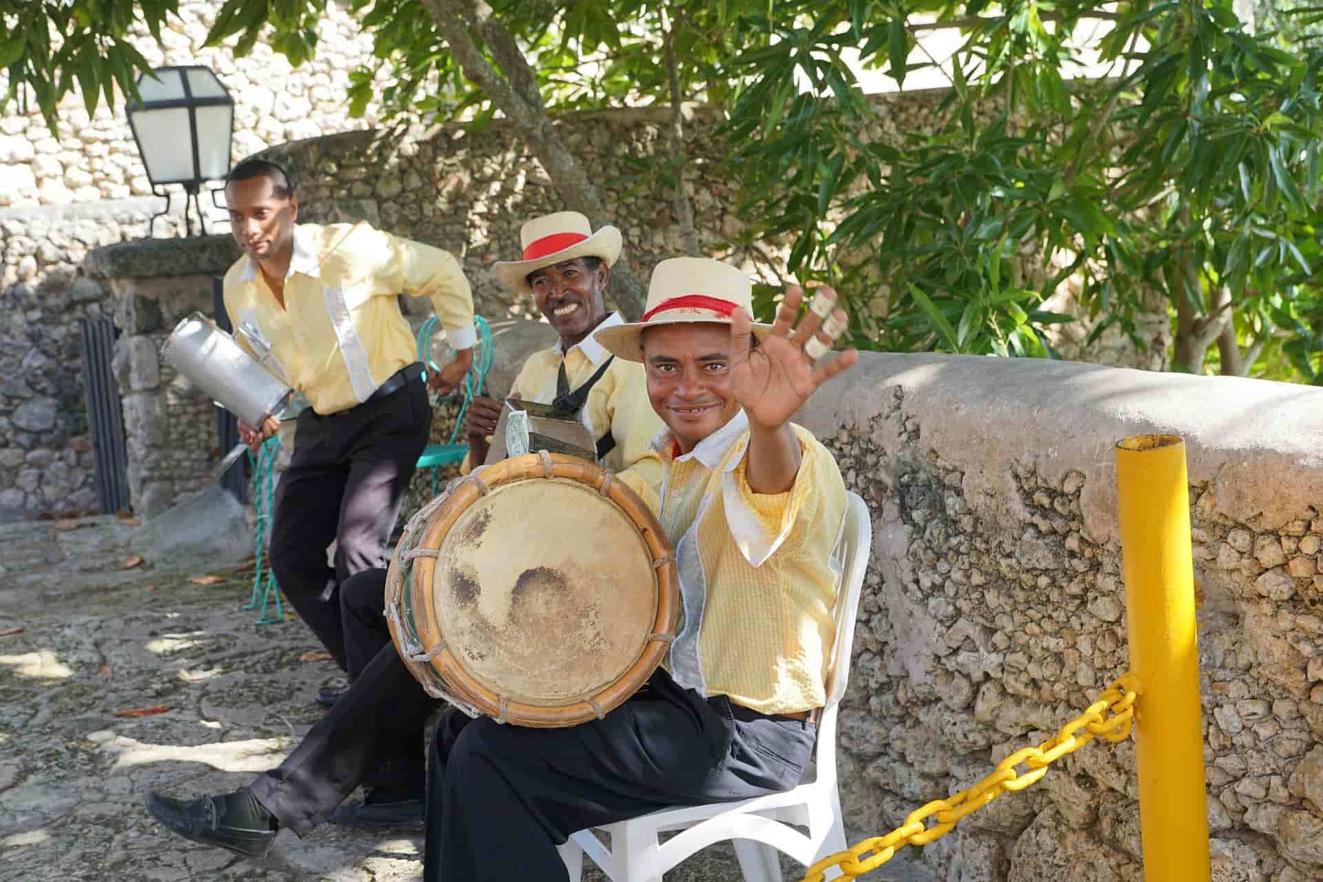 Músicos tocando tambores y güira en Altos de Chavón, La Romana