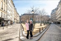 Create beautiful &amp; memorable professional photos with your family on A Taste of Paris Paparazzi Photo tour!