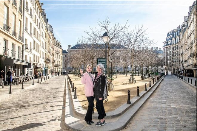 Create beautiful &amp; memorable professional photos with your family on A Taste of Paris Paparazzi Photo tour!