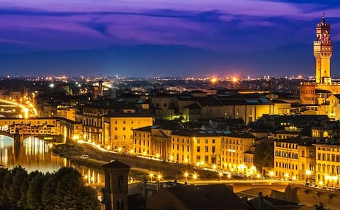 Florence Nightlife Walking Tour with Club Entry and Shots