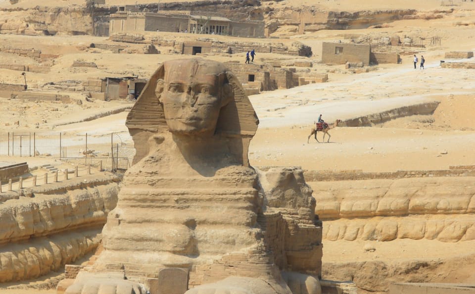 Day Trip to Giza Pyramids and Egyptian Museum from Hurghada