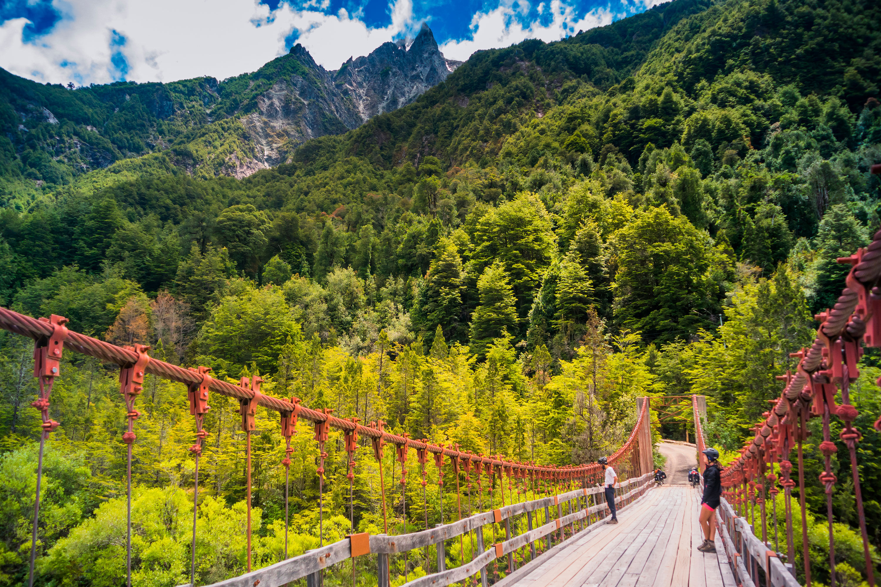 Ciclisti che esplorano il ponte sospeso sulla Carretera Austral, a sud di Cerro Castillo
