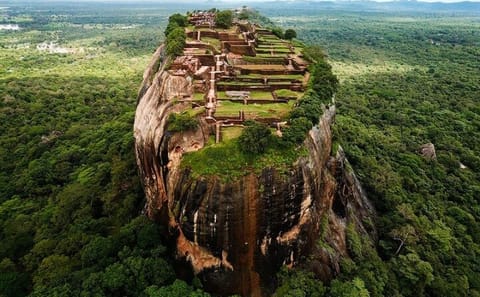 Sri Lanka 5-Day Coastal Tour with Sigiriya and Dambulla