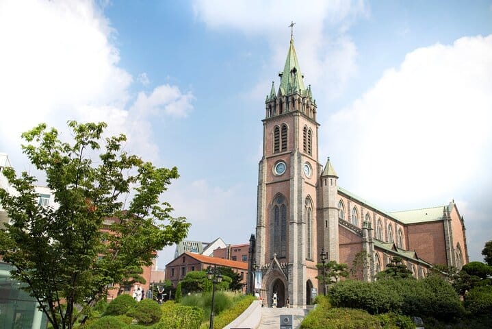 VIP meet‑and‑greet: name board in hotel lobby