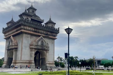 Vientiane city tour with Patuxay Monument visit