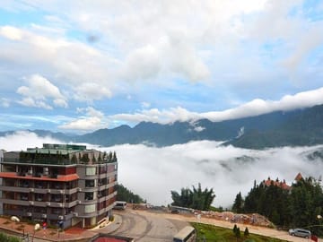 From Hanoi: 2-Day Hotel Overnight Sapa Tour by Limousine Van