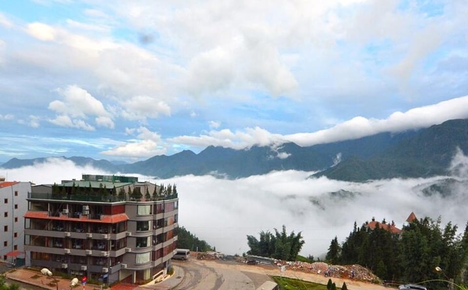 From Hanoi: 2-Day Hotel Overnight Sapa Tour by Limousine Van