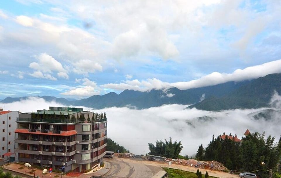 From Hanoi: 2-Day Hotel Overnight Sapa Tour by Limousine Van