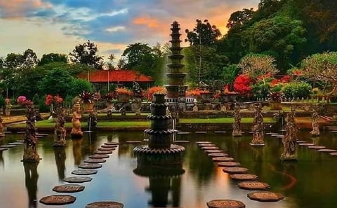 Lempuyang Temple Private Tour with Water Palace and Waterfall