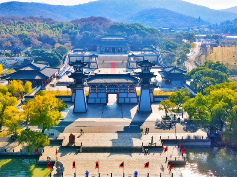 Wuxi: Three Kingdoms City, Huishan Town & TCM Day Tour