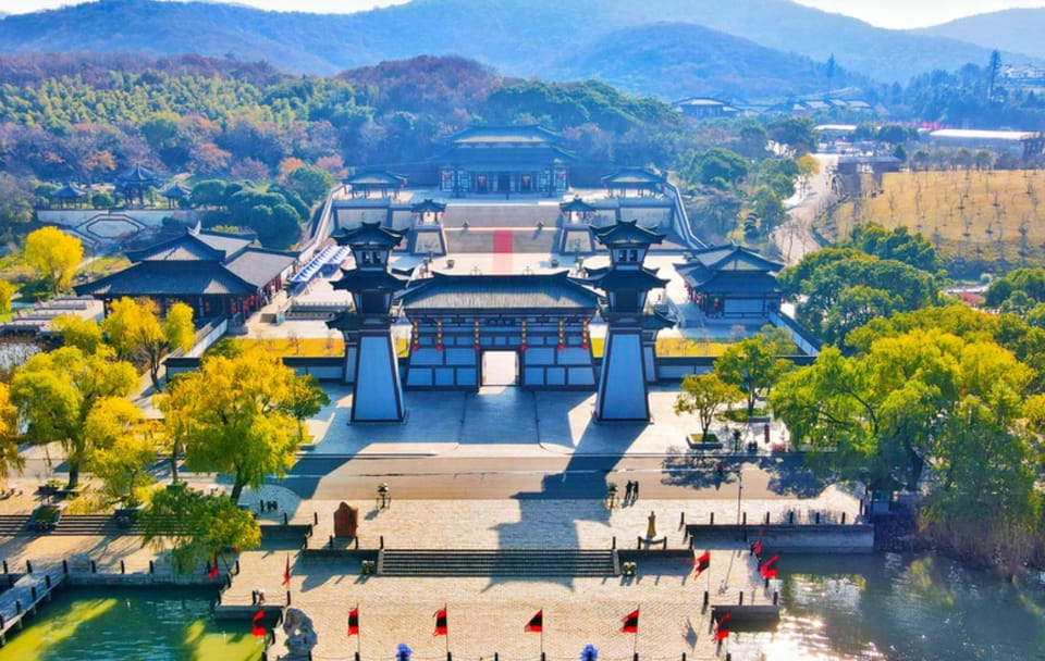 Wuxi Day Tour: Three Kingdoms City and Huishan Town