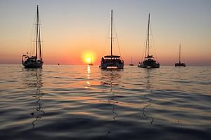 Shared Diamond Sunset Trip of Santorini via Hot Springs & White Beach