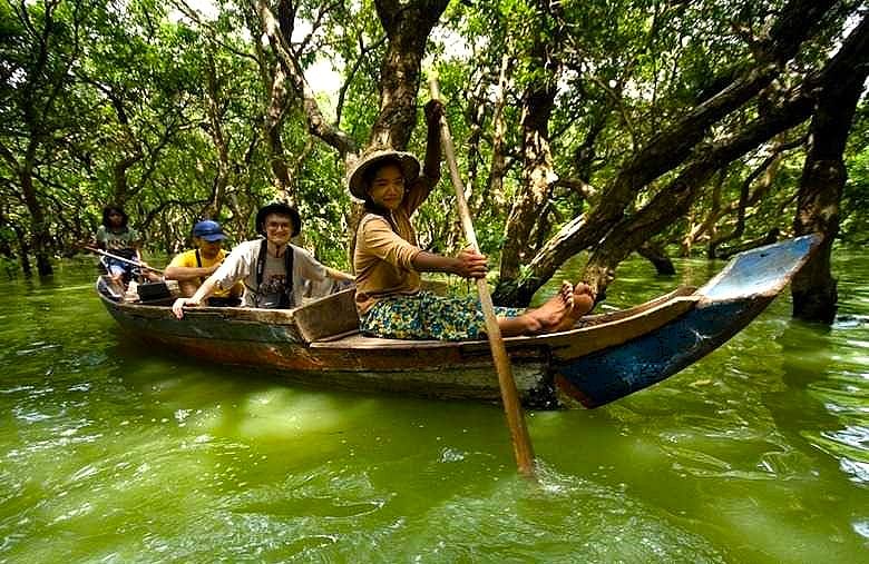 Private Tonle Sap Lake Boat Tour: Explore Floating Villages & Culture