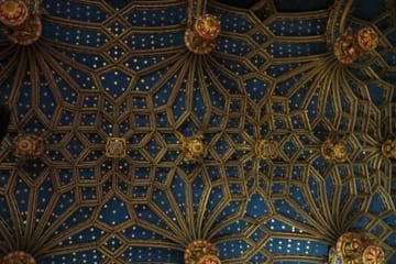 Day Trip to Hampton Court Palace from London by Minivan