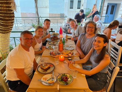 Athens at Night Small-Group Walking Tour with Dinner