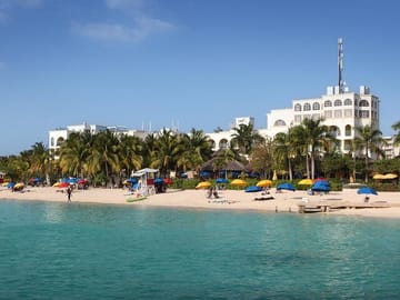 Doctor's Cave Beach and Margaritaville Tour in Montego Bay