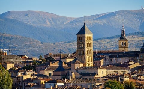 Private Walking Tour of Segovia's Aqueduct, Cathedral, and Alcázar