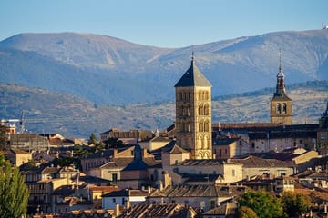 Private Walking Tour of Segovia's Aqueduct, Cathedral, and Alcázar
