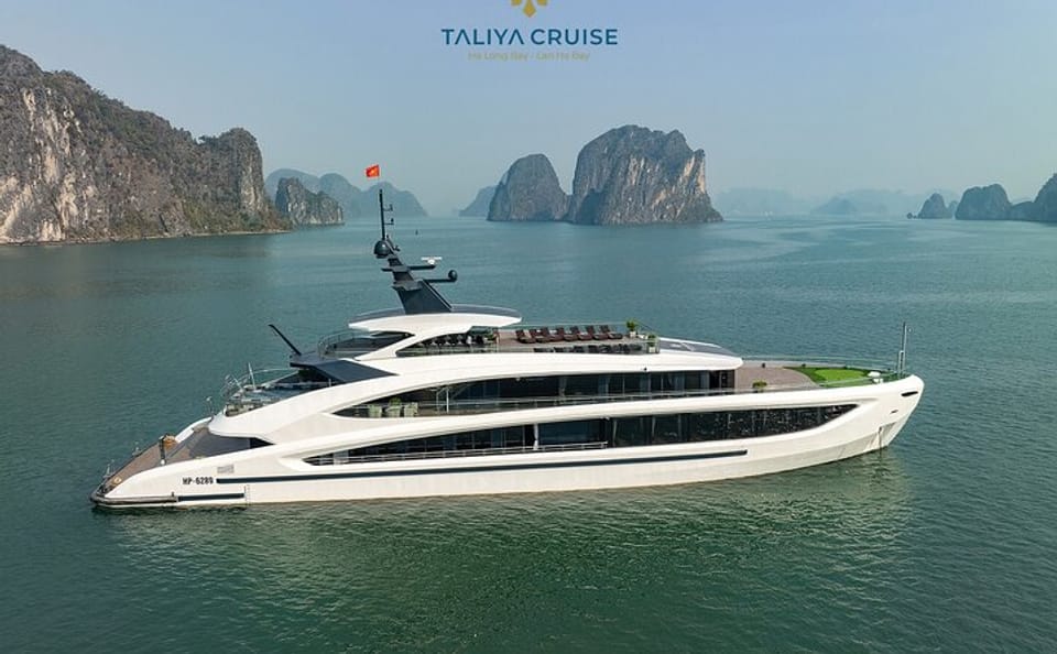Luxury Yacht Tour and Kayaking in Halong Bay, Vietnam