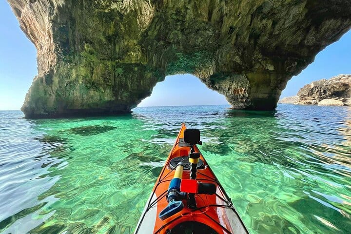 Escursione in kayak a Leuca con sosta, bagno e trekking speleologico in grotta