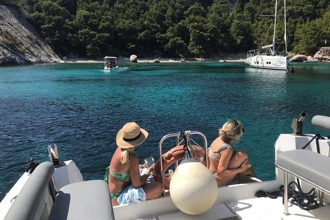 Private Speed Boat Tour to Blue & Green Cave 4