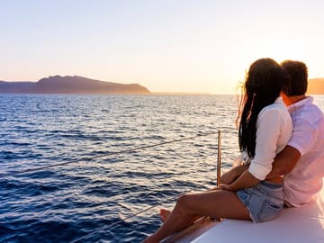 8 Hour motoryacht Cruise Santorini 12:00 – Sunset