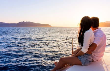 Motoryacht Cruise Along Santorini's Stunning Coastline