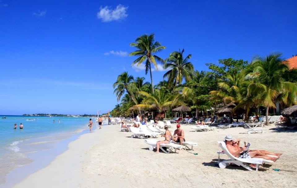 Private Day Trip to Seven Mile Beach and Rick's Cafe from Runaway Bay