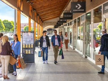 Outlet Shopping Tour at Premier Outlet Budapest in Biatorbágy