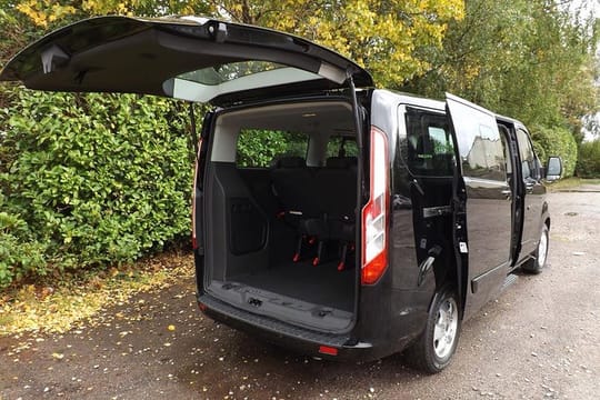 Lisbon Airport Transfer: Private Meet & Greet, Flight Tracked V