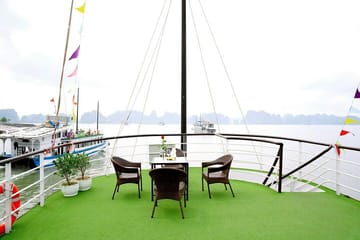 Ha Long Bay Day Cruise with Kayaking, Swimming, and Hiking