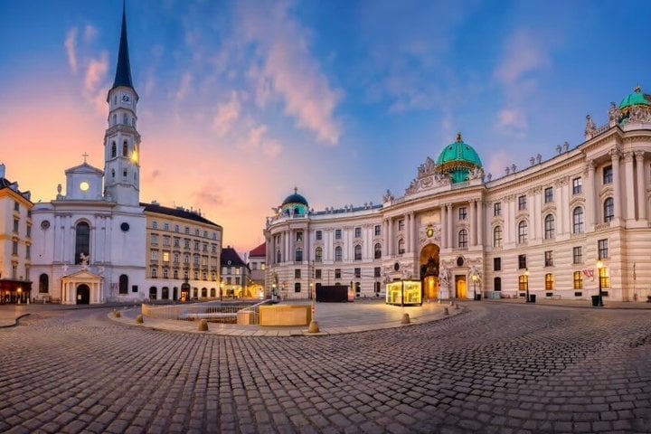 Salzburg to Vienna private transfer with Hallstatt stop 2