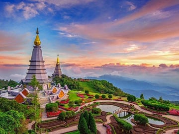 Chiang Mai Lifestyle Tour: Boat Cruise, Market, and Temple