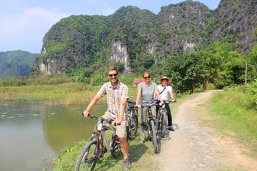 Luxury Day Trip to Hoa Lu, Tam Coc, and Mua Cave from Hanoi