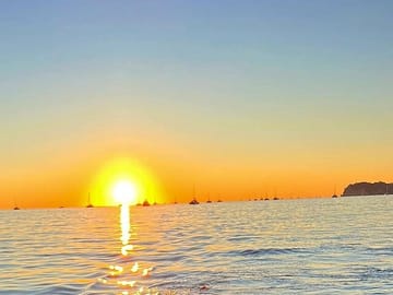 8 Hour motoryacht Cruise Santorini 12:00 – Sunset