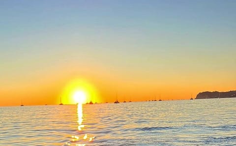 Motoryacht Cruise Along Santorini's Stunning Coastline