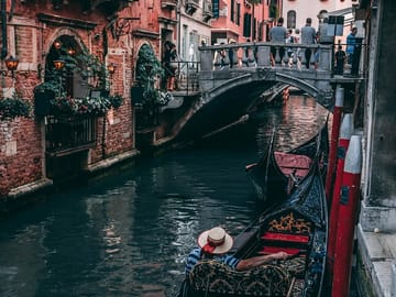 Romantic Photoshoot Experience at Rialto Bridge in Venice