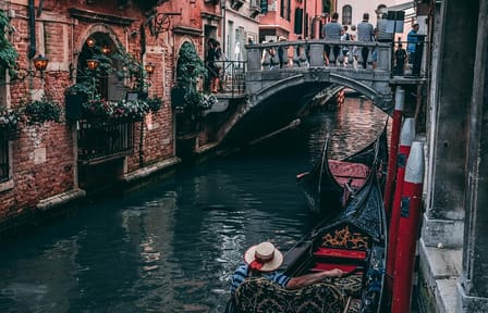 Romantic Photoshoot Experience at Rialto Bridge in Venice
