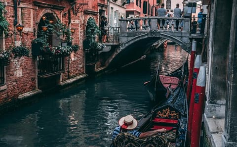 Romantic Photoshoot Experience at Rialto Bridge in Venice