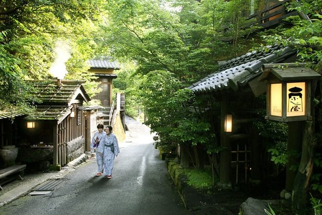 You can visit many inns at Kurokawa Onsen and take a bath in each hot spring.