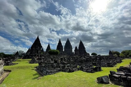 Yogyakarta: Borobudur Temple Climb Up and Prambanan Temple Tour