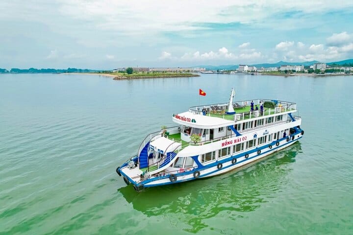 Dragon King Cruise Luxury Day Tour in Halo