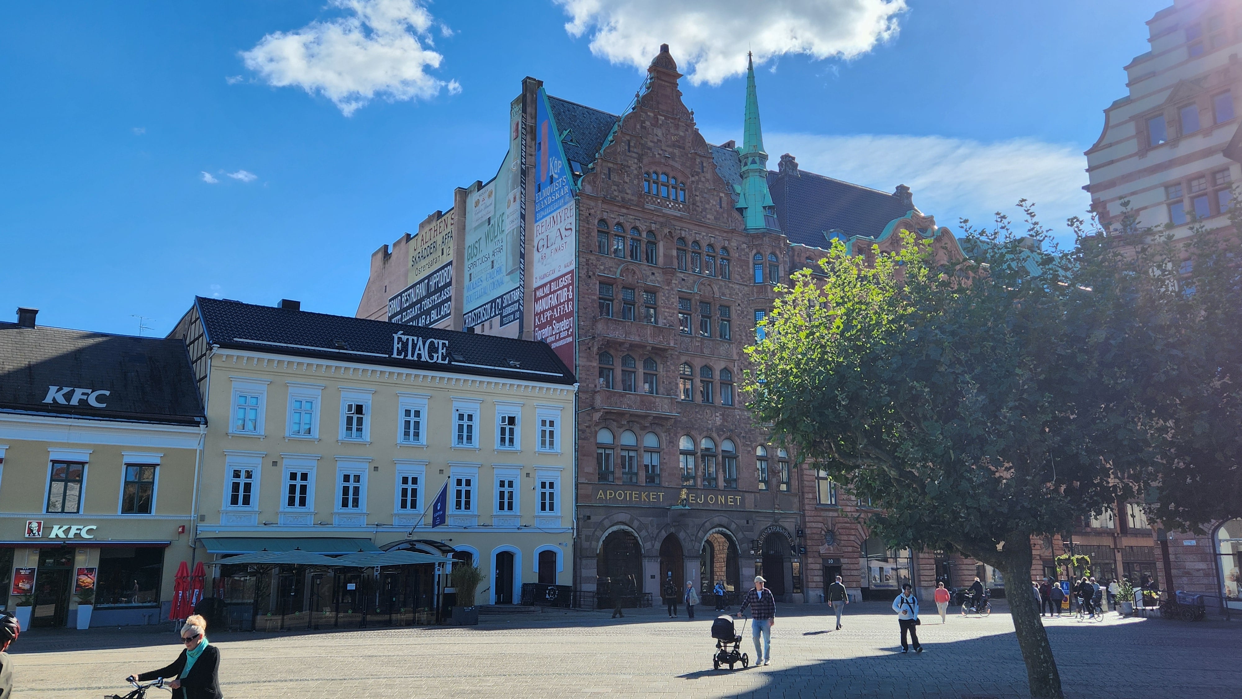 Walking tour in Malmø Stortorg and see the old Apoteket Lejonet of Malmø