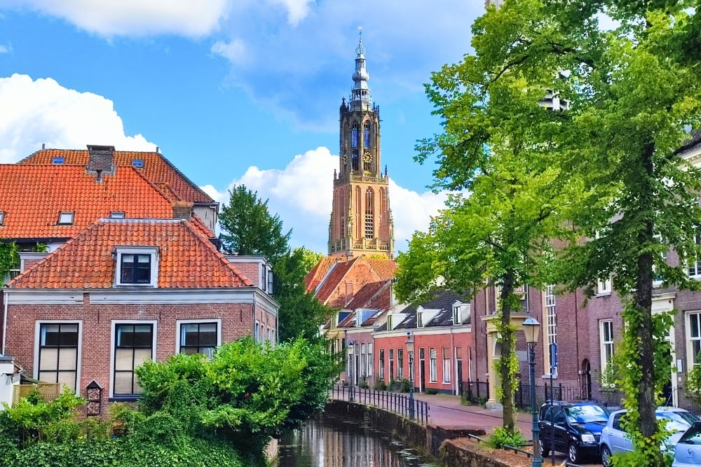 View of Onze Lieve Vrouwetoren along the route of the Amersfoort scavenger hunt City Detective. 