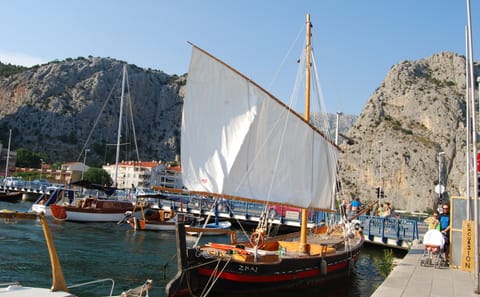 Omiš Pirate History Tour with Garage Wine Tasting