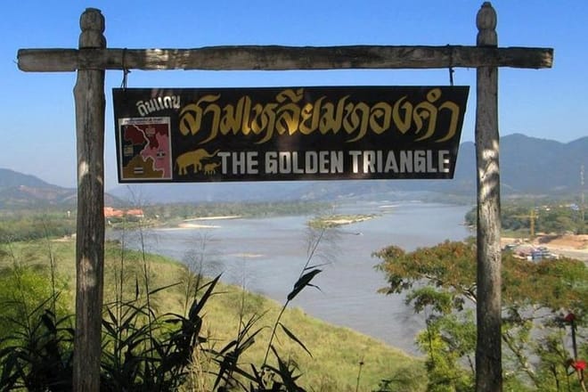 Chiang Mai-Chiang Rai: White-Blue Temple-Black Musuem-Golden Triangle-Boat Trip Mekong River-Karen Village 2